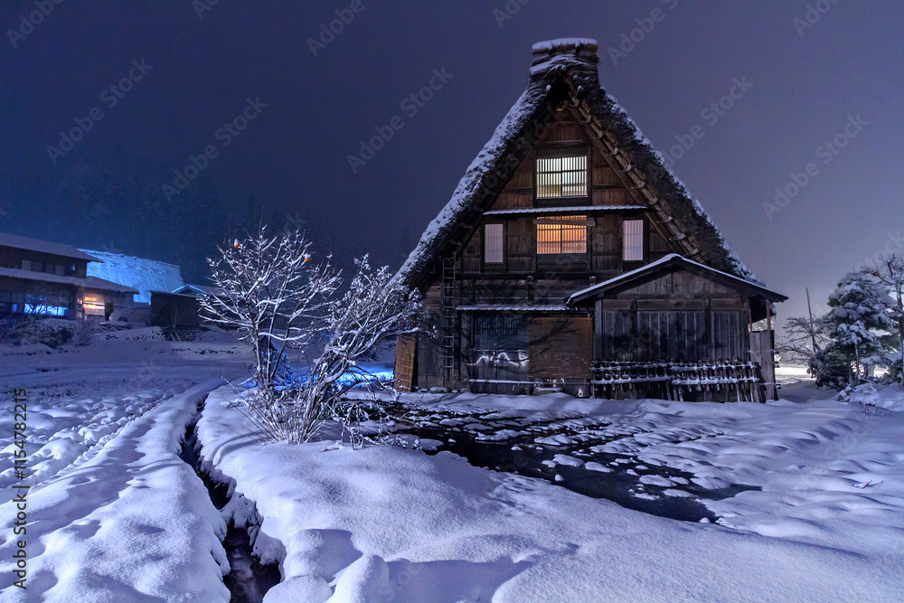 Fototapeta premium Nighttime Snowy Scene of Shirakawa-Go Traditional Gassho-Zukuri House, Japan