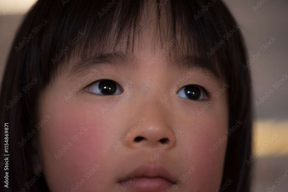 部屋でテレビを見ている女の子の真剣な眼差し 部屋でテレビを見ている女の子の真剣な眼差し