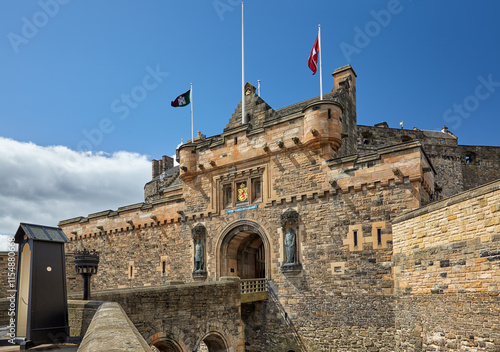 Canvas Print The wooden-slatted bridge in front of gatehouse of Edinburgh Castle