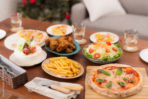 Wallpaper Mural クリスマスパーティーのテーブルを彩る豪華な食事 Torontodigital.ca