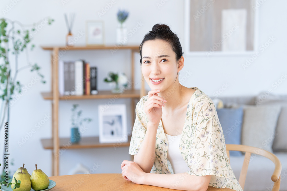 家でくつろぐ若い女性 家でくつろぐ若い女性