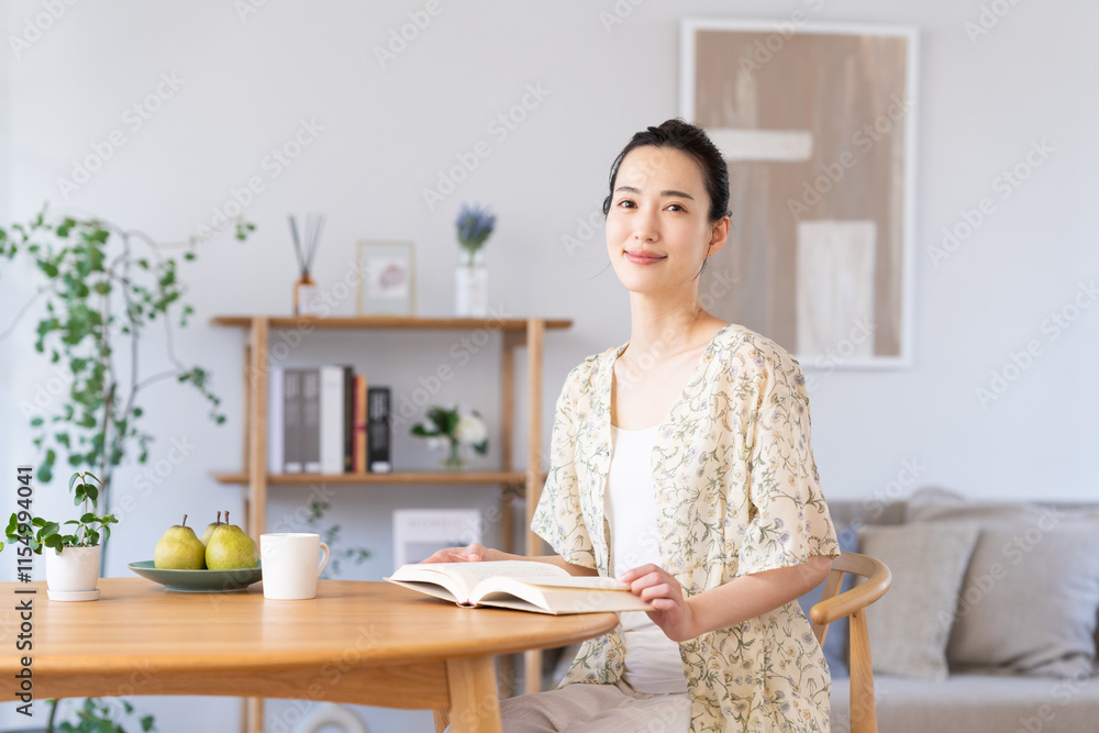 読書する若い女性