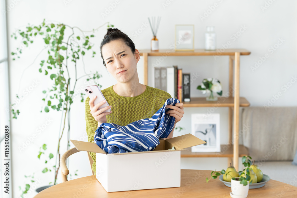 ネットショッピングで悩む若い女性 ネットショッピングで悩む若い女性