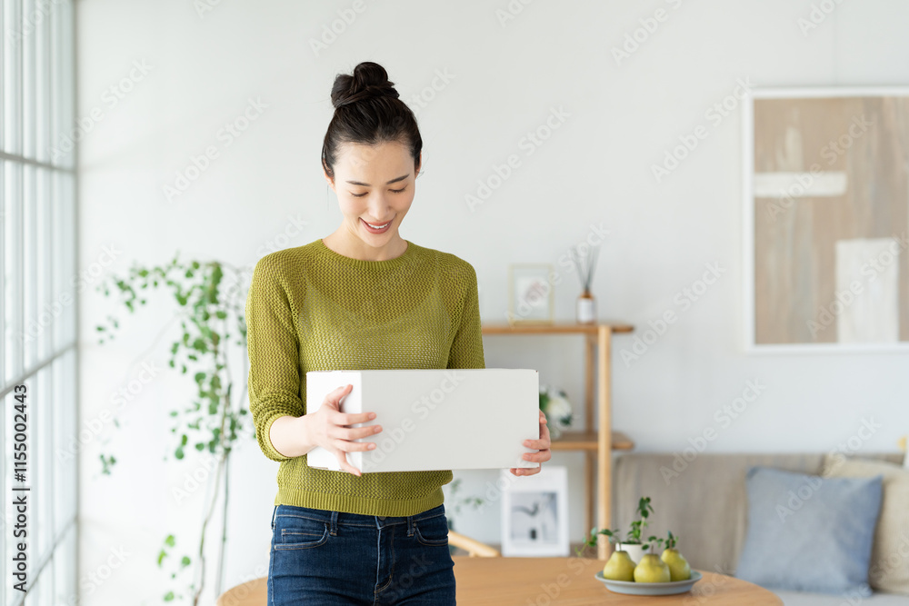 ネットショッピングする若い女性