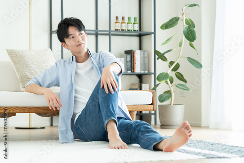 Photos リビングでくつろぐ若い男性