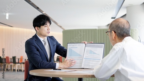 高齢者に営業をするビジネスマン