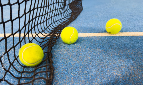 Fotografía Net of a blue paddle tennis court and balls