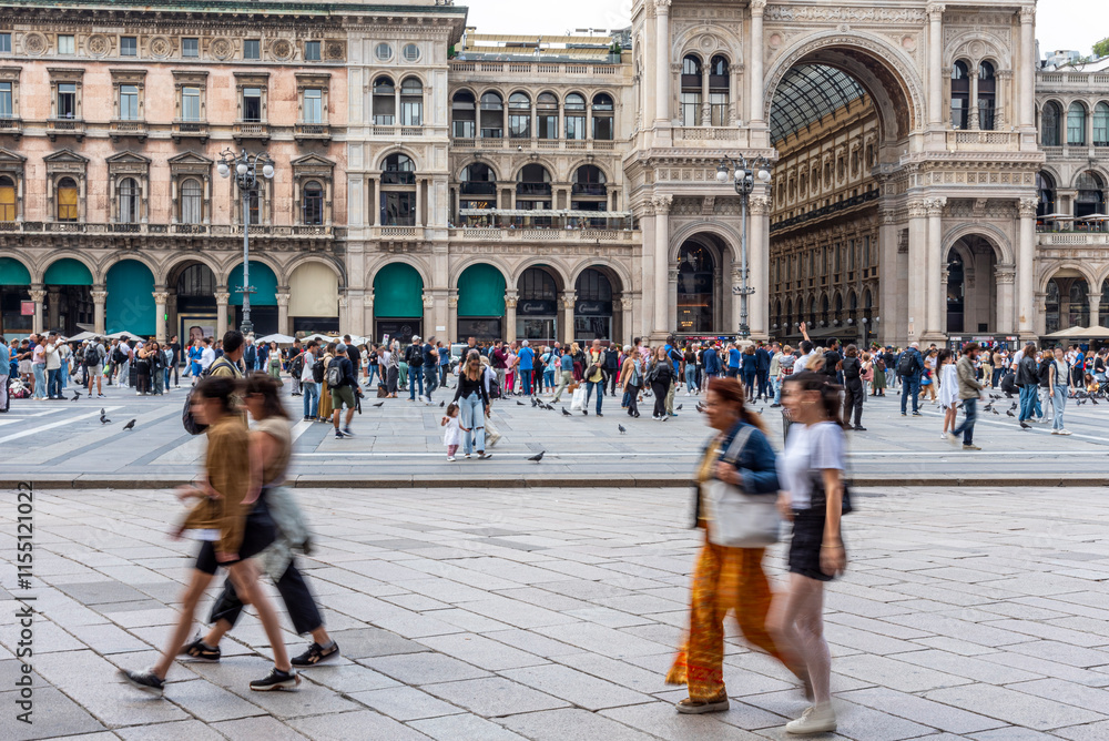 Obraz premium Piazza piena di gente a Milano
