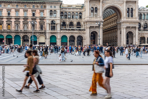 Piazza piena di gente a Milano