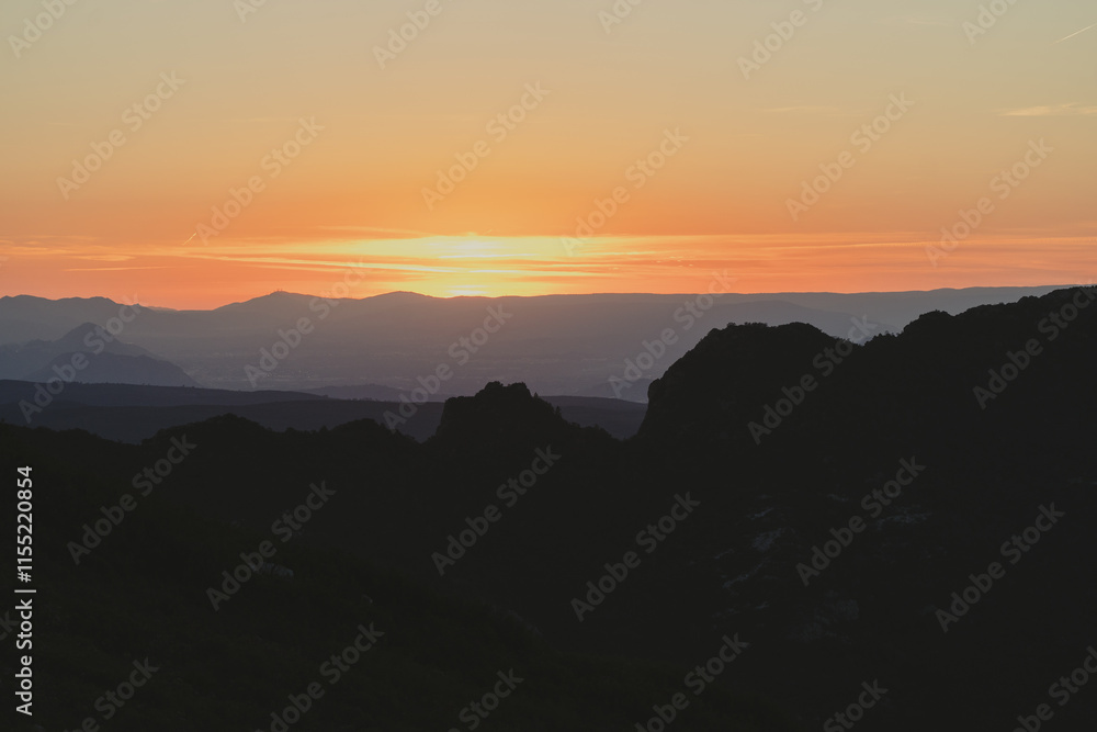 Atardecer entre las montañas con tonos naranjas Atardecer entre las montañas con tonos naranjas
