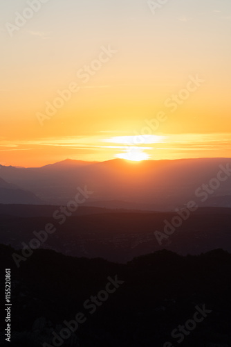 Atardecer entre las montañas con tonos naranjas