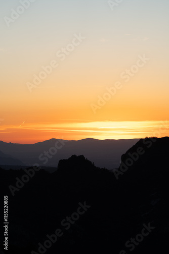Atardecer entre las montañas con tonos naranjas