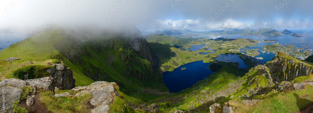 Naklejka premium Mountain, sea, cloud