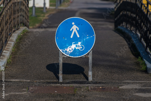 Il segnale stradale che indica il passaggio riservato a pedoni e ciclisti su un piccolo ponte del Lido di Venezia photo