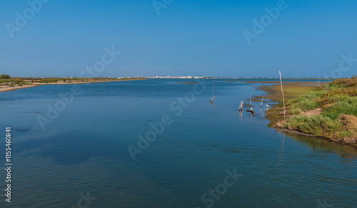 Le canal du Rhône à Sète dans l'Hérault, avec à l'horizon, la ville de Palavas-les-flots, France photo