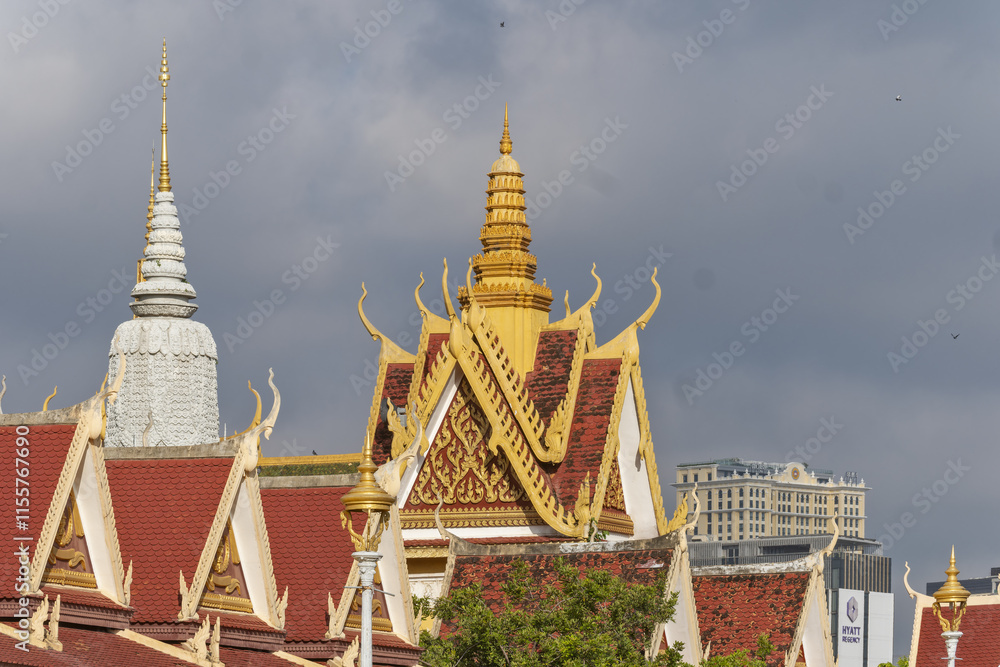 Fototapeta premium perimeter walls and roof of the silver pagoda in the Royal palace of Phnpm Penh