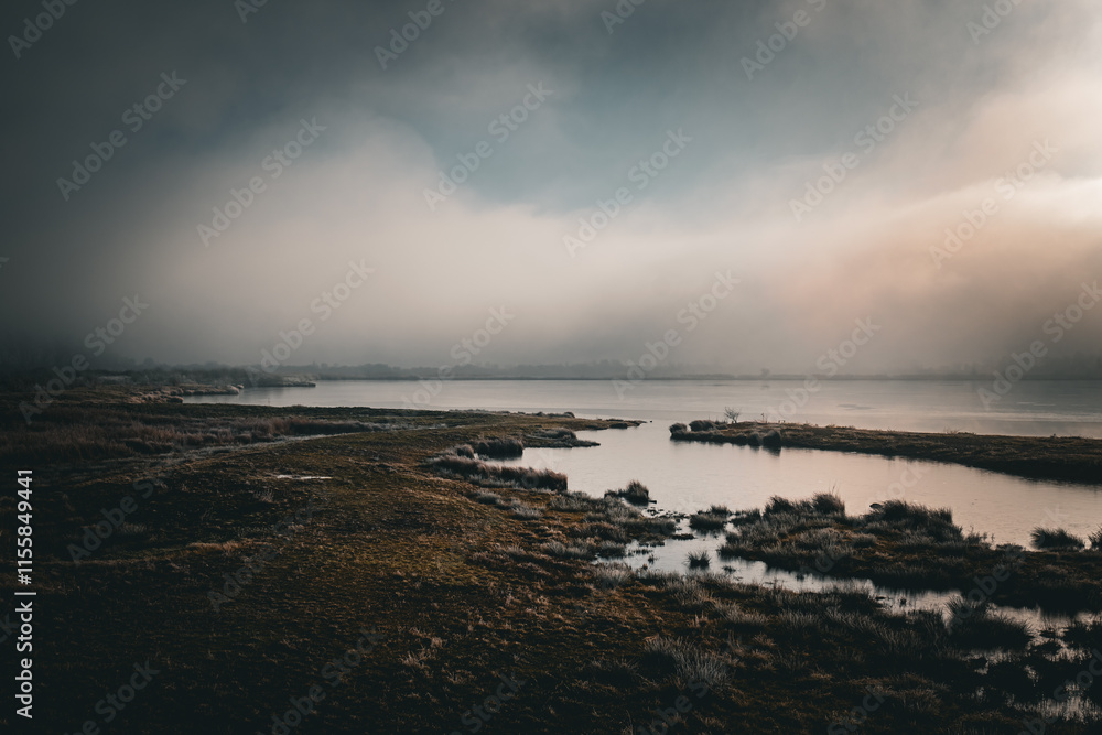 Der Mooswaldsee bei Günzburg an einem nebeligen Wintertag Der Mooswaldsee bei Günzburg an einem nebeligen Wintertag