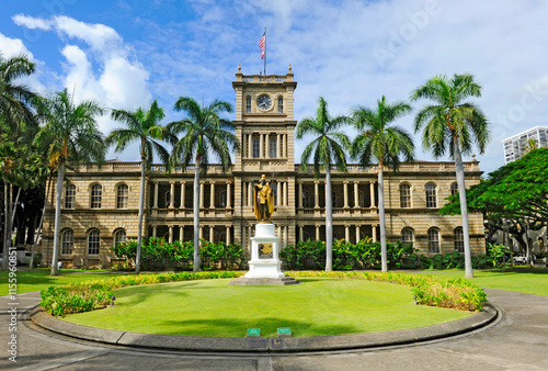 Wall Mural Hawaii Supreme Court Building with Statue of King Kamehameha father pof the king