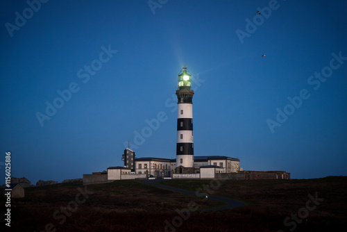 Tableau sur toile Stunning Night View of Phare du Créac'h Lighthouse Illuminating the Night Sky in