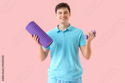 Male physiotherapist with f...