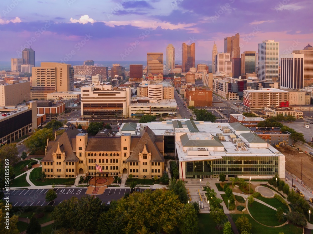 Obraz premium High-angle view of Columbus, OH cityscape at dawn, featuring Cristy Columbus High School and surrounding urban development. DOWNTOWN, COLUMBUS, OHIO, UNITED STATES