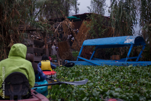 paseo en trajinera y en kayak por los canales de xochimilco durante el amancer photo