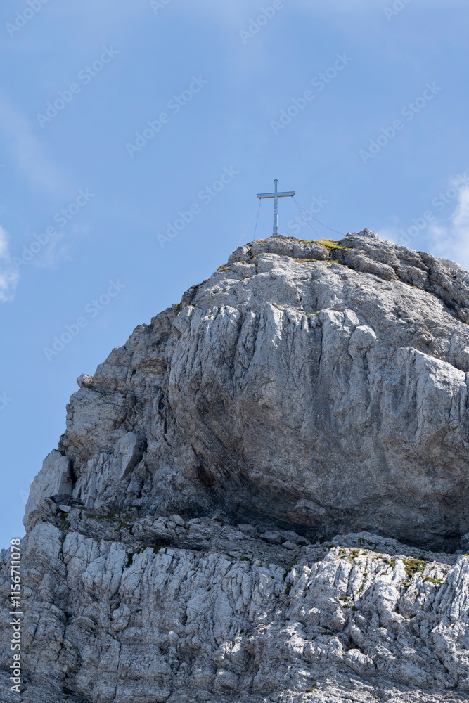 Fototapeta premium Gipfelkreuz auf der westlichen Karwendelspitze, Karwendelgebirge, Mittenwald, Werdenfelser Land, Oberbayern, Bayern, Deutschland, Europa