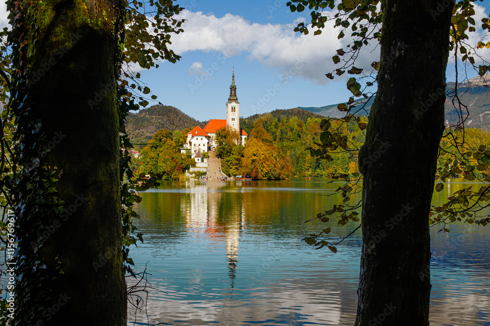 Obraz premium Lake Bled on a sunny autumn day.