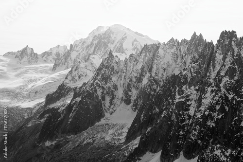 Le massif du Mont Blanc et ses aiguilles vu d'en haut