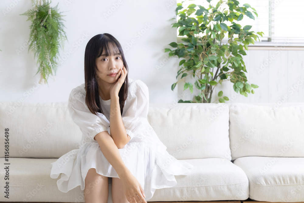 ソファに座ってこちらを見ている綺麗な女性