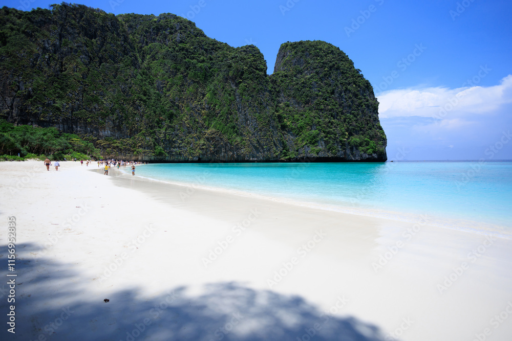 Fototapeta premium Beach with clean white sand at Maya Bay