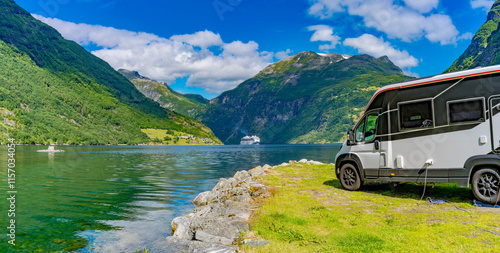 Obraz na płótnie Der Geirangerfjord - ein Märchen in Norwegen w salonie