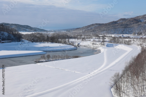 雪深く積もった当別ダムから見下ろした冬の景観 photo