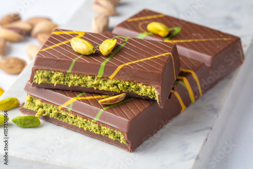 Obraz na płótnie Trend chocolate; Dubai chocolate is made with pistachio paste and kadayif. w salonie