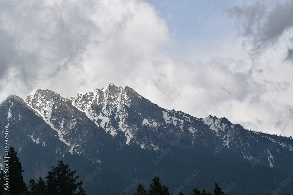 Obraz premium clouds over the mountains
