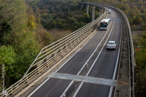 le viaduc de la Chiers près de Longwy, circulation routière avec des camions des voitures et des autobus au fond la vallée avec les arbres en automne photo