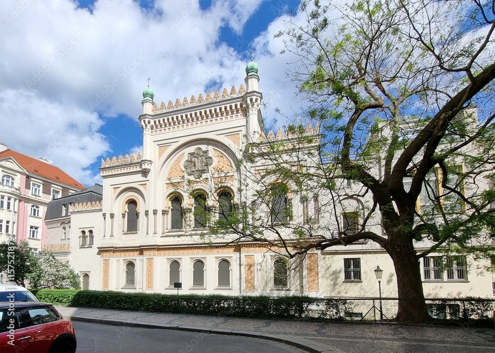 Obraz premium PRAGUE, CZECH REPUBLIC - APRIL 17, 2014: Spanish Synagogue in Prague. It is is a Moorish Revival synagogue owned by the Jewish Museum of Prague, and is used as a museum and concert hall