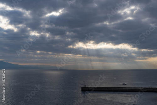 光芒が射し込む鹿児島湾 photo