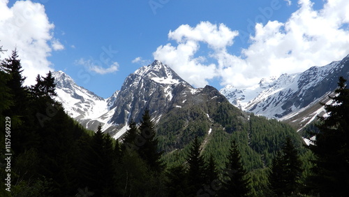 in der Mitte der Ganot 3102m, links der Glödis 3206m und rechts das Ralftal mit Kleinschober 3119m und Hochschober 3242m photo