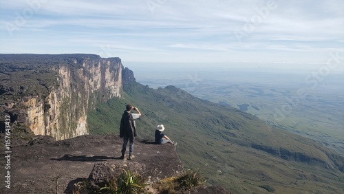 pessoa tirando foto o topo do monte roraima, venezuela