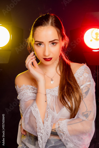 Obraz na płótnie Portrait of a young woman under studio lights: w salonie