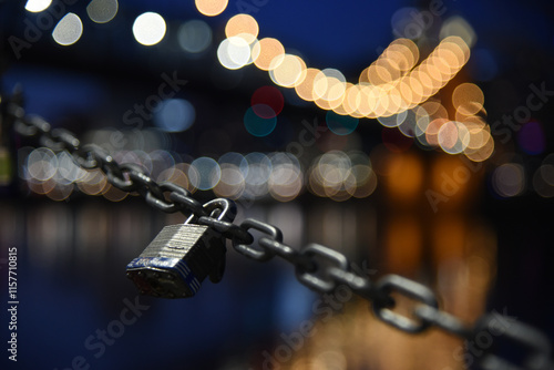 Wallpaper Mural lock and chain cincinnati ohio Torontodigital.ca