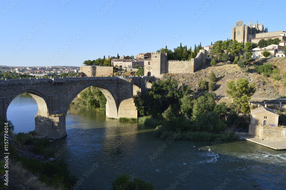 Vista de ponte de entrada na cidade de Toledo Vista de ponte de entrada na cidade de Toledo