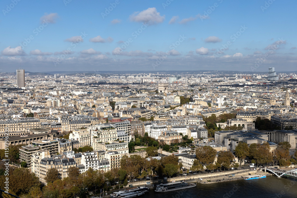 Fototapeta premium Breathtaking Aerial View of the Stunning Cityscape of Paris, France, an Iconic Destination