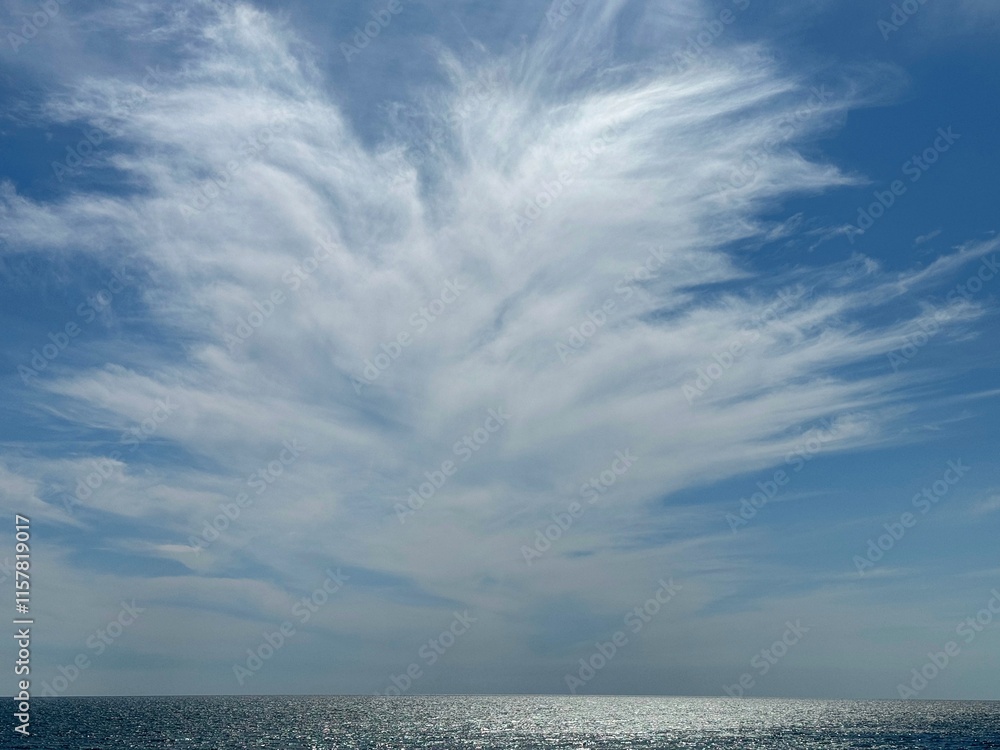 Obraz premium Amazing cloud in the sky above glittering silver water