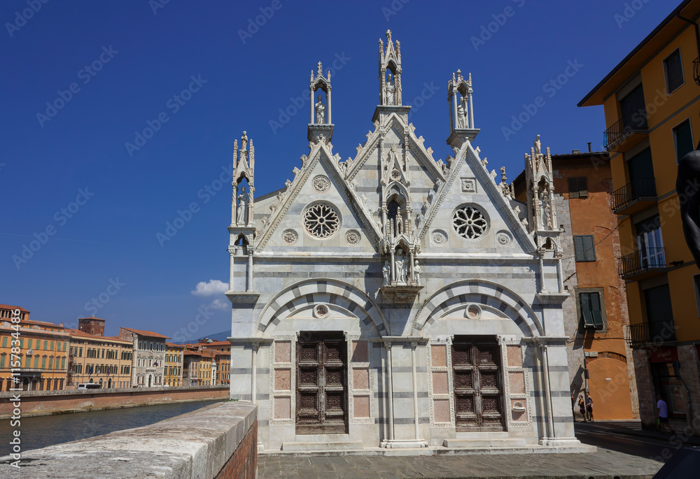 Front view of a small gothic building in Pisa