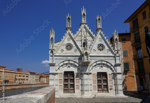 Obraz na płótnie Front view of a small gothic building in Pisa w salonie