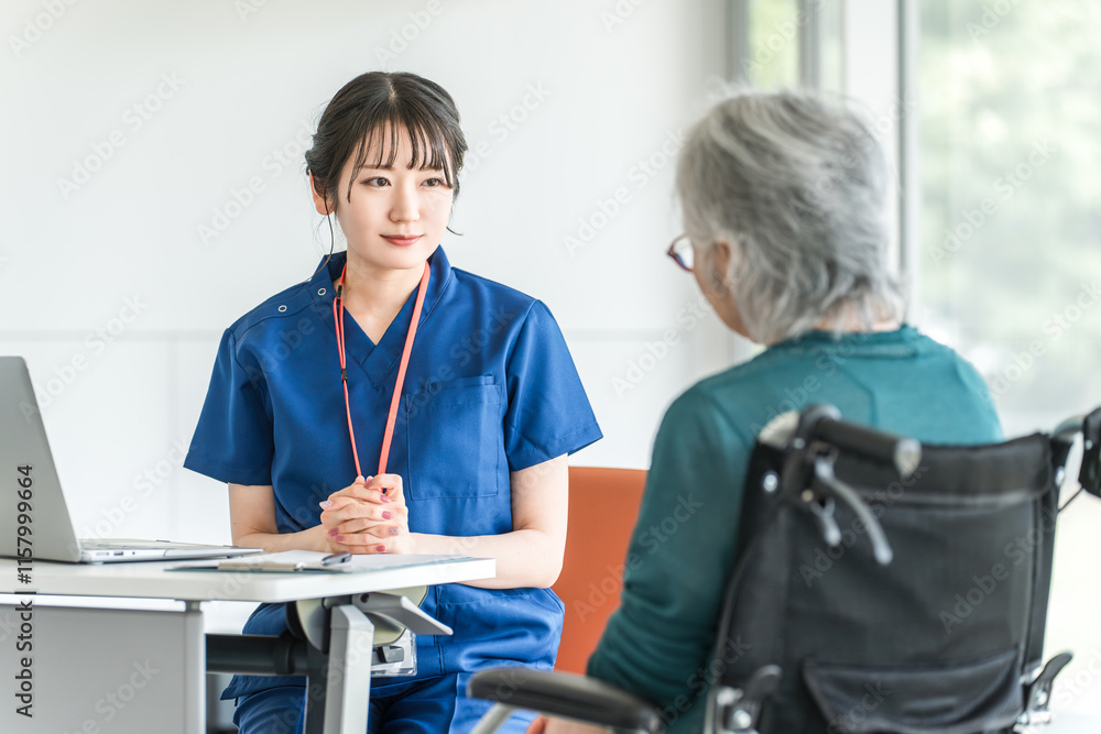 Obraz premium 介護施設・病院でカウンセリングする看護師・介護福祉士・理学療法士・ケアマネジャーと高齢者女性 