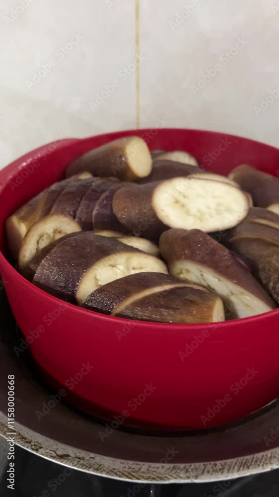 Boil the purple eggplant slices Boil the purple eggplant slices