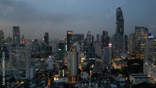 Sathon al atardecer vista de dron en Bangkok photo